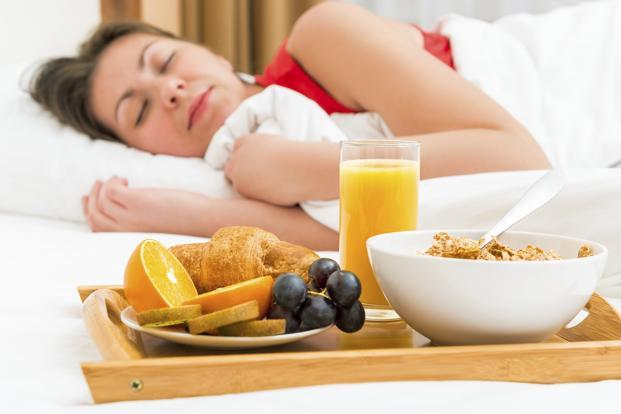 Bạn càng khó ngủ, nghĩa là lượng đồ ăn không lành mạnh bạn tiêu thụ càng cao