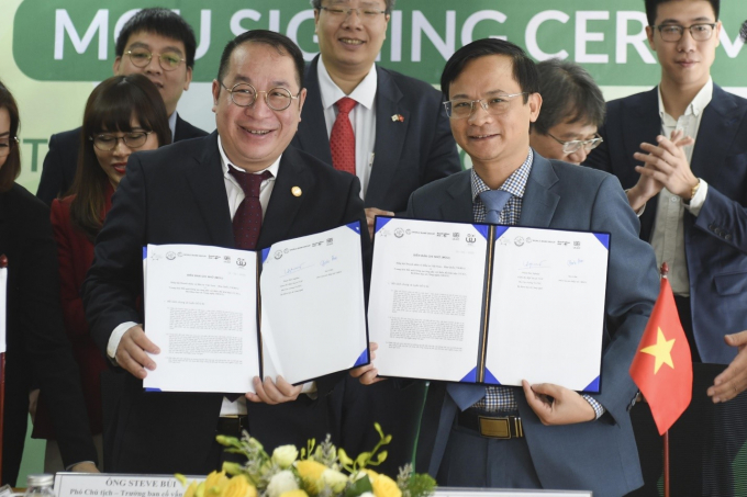   Ông Steve Bùi, Phó Chủ tịch VKBIA và ông Phạm Đức Nghiệm, Phó Cục trưởng Cục Phát triển Thị trường và Doanh nghiệp KHCN, Bộ KHCN, Giám đốc VCIC ký kết thỏa thuận hợp tác.  