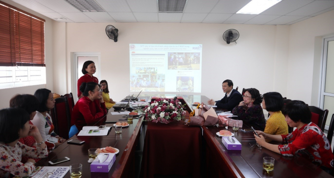 Chủ tịch Hội Nữ trí thức Việt Nam, GS.TSKH Phạm Thị Trân Châu (thứ hai bên phải từ trên xuống) tham dự và chỉ đạo Đại hội