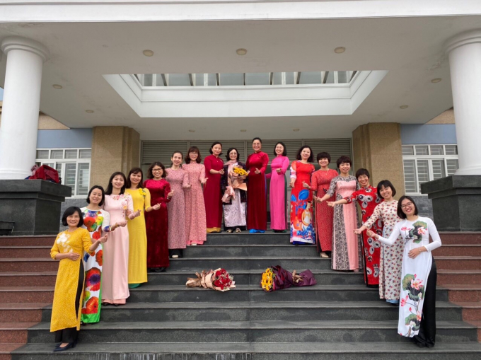    Chủ tịch Hội Nữ trí thức Việt Nam, GS.TSKH Phạm Thị Trân Châu (ôm hoa đứng giữa) chụp ảnh cùng các đại biểu tham dự Đại hội  
