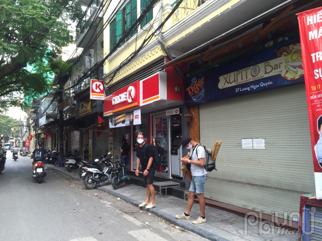 Một vài khách du lịch trên phố Lương Ngọc Quyến có đeo khẩu trang để phòng chống dịch bệnh
