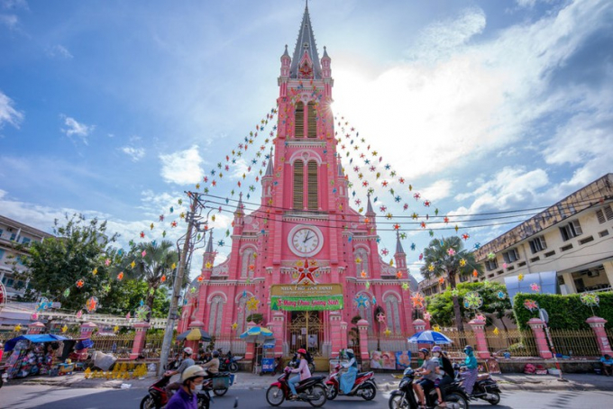   Nhà thờ Tân Định là một trong những nhà thờ cổ nhất là lớn thứ 2 ở Thành phố Hồ Chí Minh. Nhà thờ là một trong những công trình kiến trúc đẹp nhất của đất nước, được xây dựng từ thế kỷ 18, dưới sự giám sát của Cha Donatien Éveillard.  