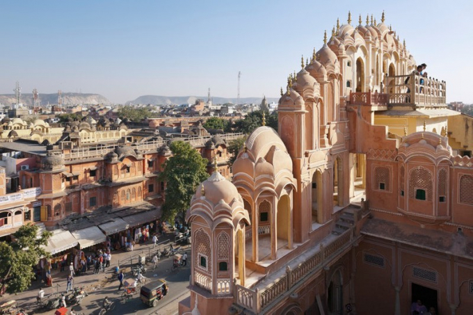 Jaipur, Ấn Độ được biết đến là thành phố màu hồng, có nhiều giả thuyết về màu sắc của thành phố này. Vua Maharja đã đưa ra một đạo luật vào thế kỷ 19 rằng mọi tòa nhà trong thành phố phải có màu hồng (theo yêu cầu của hoàng hậu) và việc sử dụng bất kỳ màu nào khác là bất hợp pháp. Bạn vẫn có thể thấy ảnh hưởng của nó ngày nay, thông qua các khu vườn, sân trong và kiến trúc của thành phố.