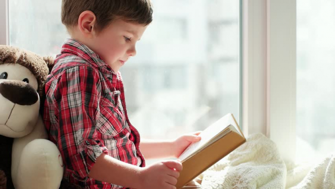 Việc đọc sách giúp trẻ rèn luyện được tính kỷ luật, độ tập trung và khả năng ghi nhớ rất cần thiết khi con đi học sau này.