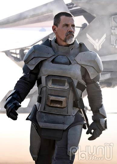 Josh Brolin (“Thanos” của Vũ trụ Điện Ảnh Marvel) vào vai Gurney Halleck, bậc thầy vũ khí, một trong những “huấn luyện viên” của Paul. 