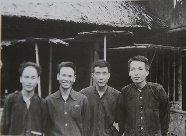Nhà văn Tô Hoài thời trẻ (ngoài cùng bên trải) cùng các nhà văn, nhà báo: Xuân Thủy, Nam Cao và Nguyễn Huy Tưởng (từ trái qua) (Ảnh: Trần Văn Lưu).