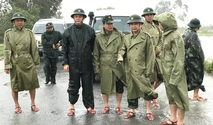 Thiếu tướng Nguyễn Văn Man, Phó tư lệnh Quân khu 4 (thứ hai từ phải qua, hàng đầu), thị sát tình hình mưa lũ và chỉ đạo công tác cứu hộ, giúp đỡ người dân tại huyện Phong Điền, Thừa Thiên Huế vào ngày 11/10. Ảnh: Quân khu 4