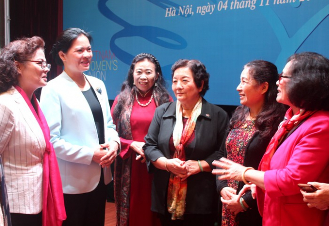 Chủ tịch Hội LHPN Việt Nam Hà Thị Nga (thứ hai trái ảnh qua) trao đổi với các đại biểu nữ trí thức tham gia hội thảo