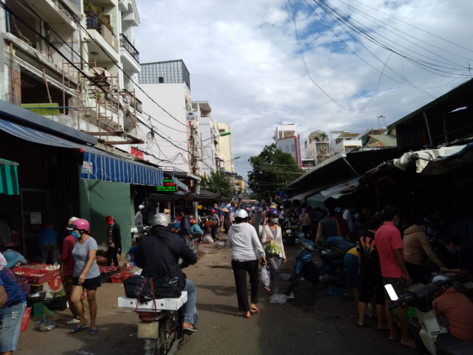   Ngày 25/07, dù đang thực hiện giản cách xã hội theo Chỉ thị 16, nhưng người dân TP.Nha Trang đổ xô ra chợ tranh mua mọi thứ, vì lệnh cấm tai hại của Chủ tịch TP.Nha Trang.  
