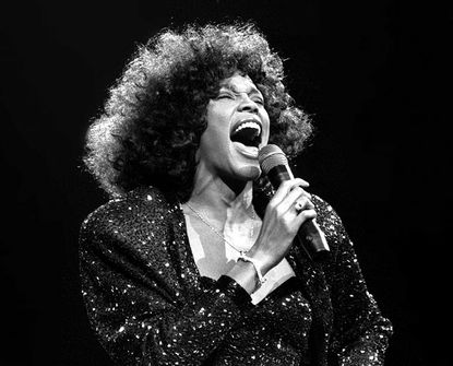 Whitney Houston: Từ cô bé hát Gospel trở thành diva nhạc Pop với chất giọng đa thanh kì lạ