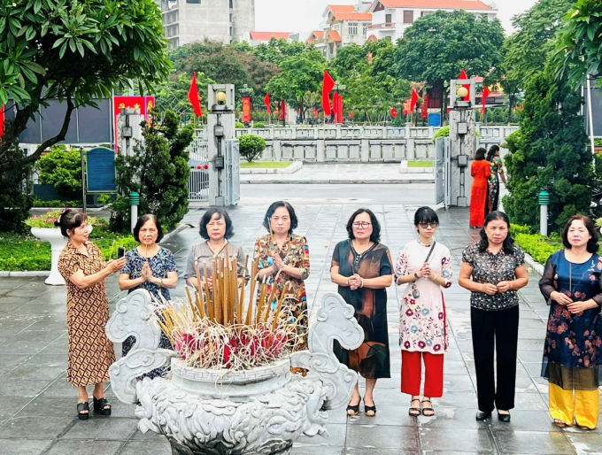   Lãnh đạo Hội Nữ trí thức Việt Nam và BCH Chi hội NTT Liên ngành II dâng hương cố Tổng Bí thư Nguyễn Văn Cừ  
