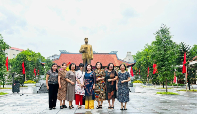   Các đại biểu chụp ảnh lưu niệm trong khu tưởng niệm Tổng Bí thư Nguyễn Văn Cừ  