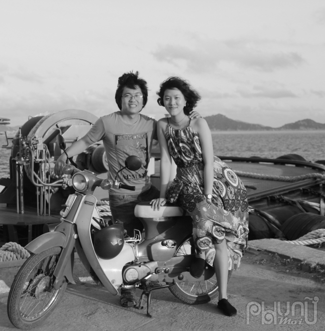  Nguyễn Đông và Hoàng Trang trên chiếc xe máy mà hai bạn vẫn dùng để lang thang những ngày du ca...