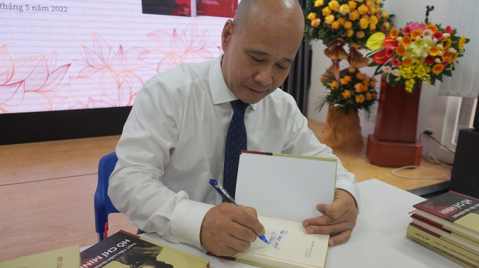 Tác giả Ngô Tự Lập trong buổi ra mắt sách Thực tiễn luận nhân đạo Hồ Chí Minh vào tháng 5/2022