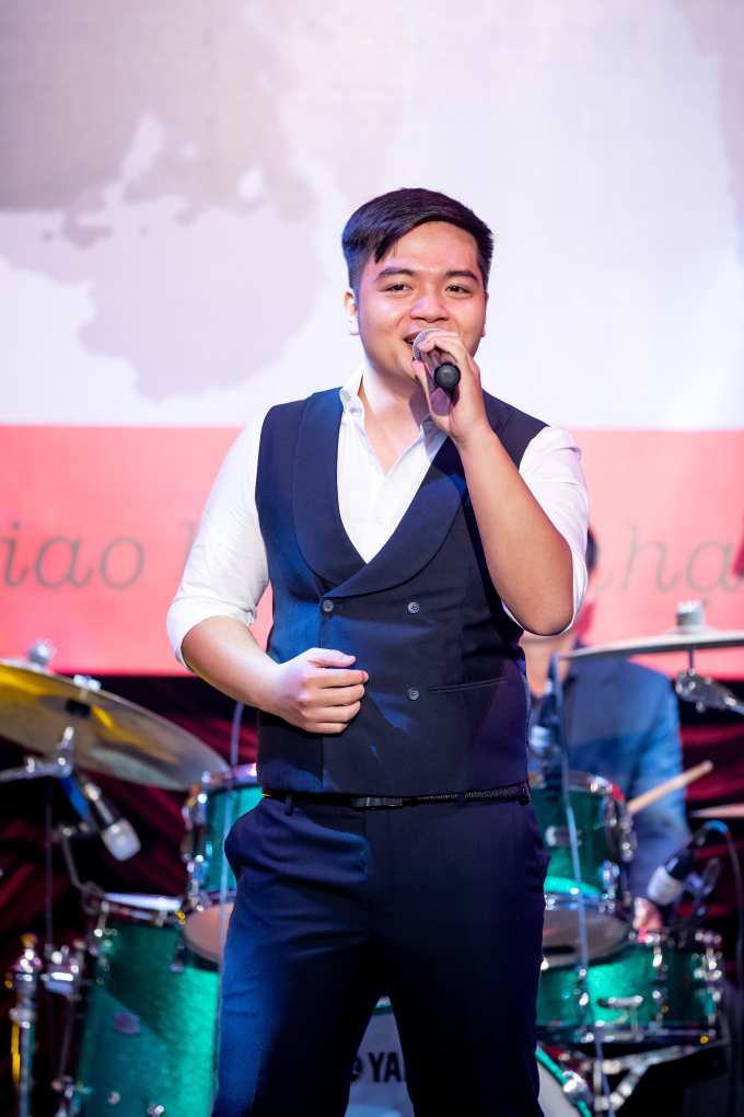 Ca sỹ Đỗ Minh Đức với phần thể hiện xuất sắc ca khúc 
