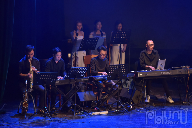 Giám đốc âm nhạc Huyền Trung (Áo đen bên phải), cùng band nhạc và nhóm bè
