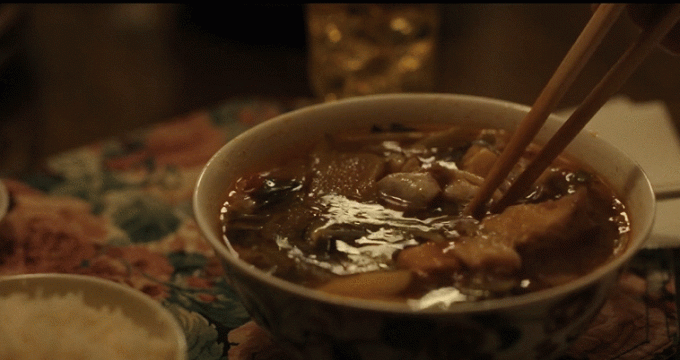 Món canh chua quen thuộc được tái hiện ấm cúng qua một cảnh của phim Beef