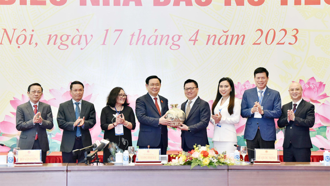 Chủ tịch Quốc hội Vương Đình Huệ tặng quà lưu niệm cho Hội Nhà báo Việt Nam. Ảnh: Lâm Hiển