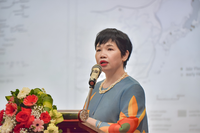 GS.TS Lâm Thị Mỹ Dung (Trường ĐH KHXH&NV – ĐHQG Hà Nội) trình bày tham luận tại Hội thảo