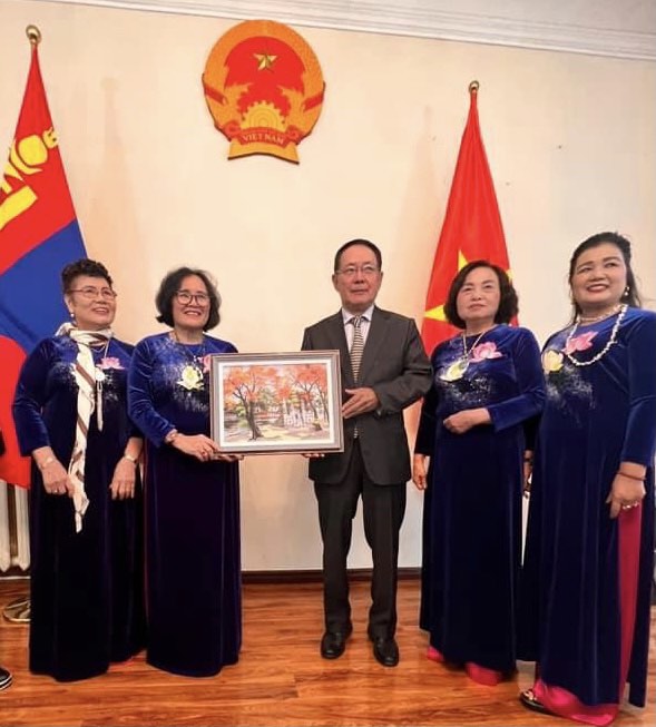 Lãnh đạo Hội Nữ trí thức Việt Nam chụp ảnh cùng Ủy viên thường trực Ban Chấp hành Hội Hữu nghị Mông Cổ-Việt Nam C.Sodnomtseren