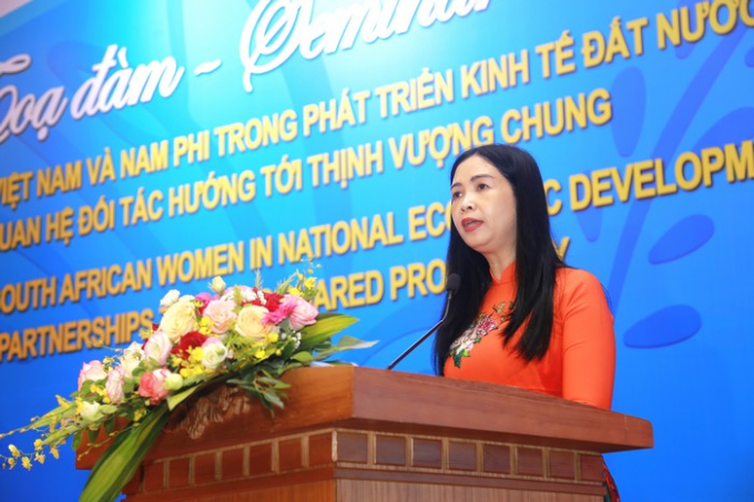 Phó Chủ tịch Hội LHPN Việt Nam Trần Lan Phương phát biểu khai mạc toạ đàm