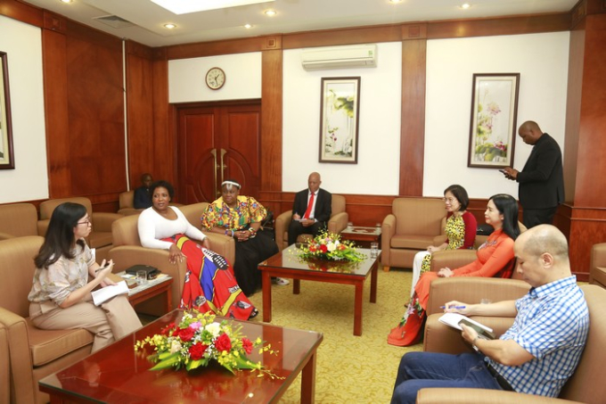 Các đại biểu đoàn Nam Phi gặp mặt Phó Chủ tịch Hội LHPN Việt Nam Trần Lan Phương bên lề tọa đàm
