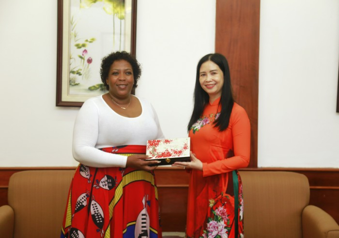   Phó Chủ tịch Trần Lan Phương tặng quà lưu niệm cho bà Refilwe Mtsweni-Tsipane, Chủ tịch tỉnh Mpumalanga, Nam Phi   