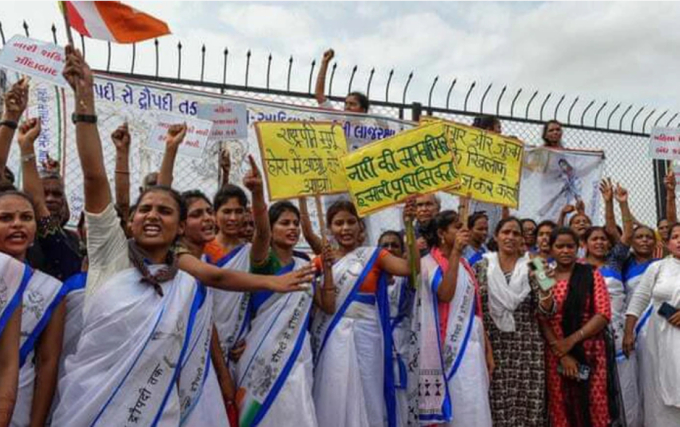 Các nhà hoạt động xã hội lên án bạo lực đối với phụ nữ ở bang Manipur, phía đông bắc Ấn Độ. (Ảnh: Sam Panthaky/AFP)