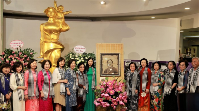  Các đại biểu chụp ảnh lưu niệm với bức tranh chân dung bà Nguyễn Thị Định làm từ lá sen