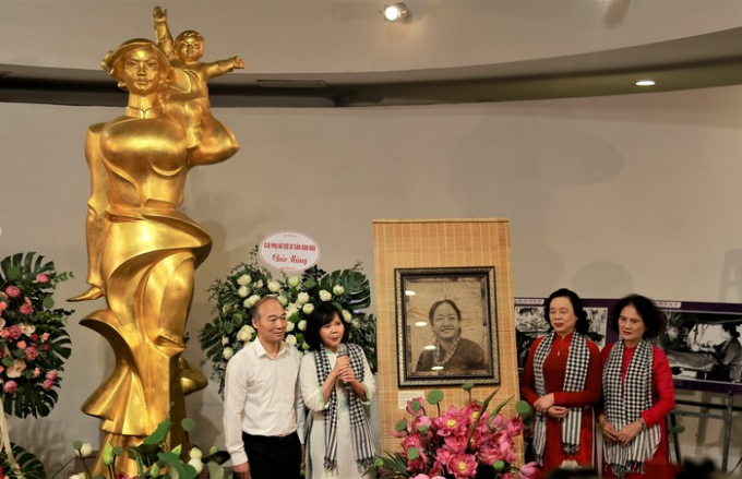 Bảo tàng Phụ nữ Việt Nam tiếp nhận bức tranh chân dung bà Nguyễn Thị Định làm từ lá sen 