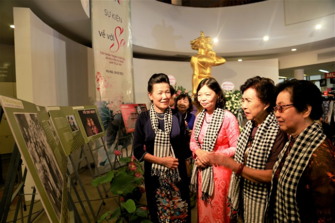 Bảo tàng Phụ nữ Việt Nam tiếp nhận tranh chân dung bà Nguyễn Thị Định làm từ lá sen