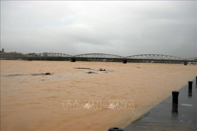 Nước lũ trên sông Hương dâng cao gây ngập lụt. Ảnh tư liệu: Đỗ Trưởng/TTXVN