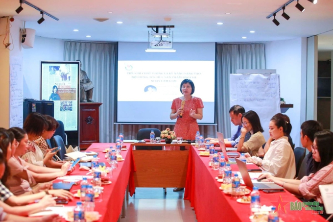 PGS, TS Đỗ Thị Thu Hằng, Trưởng Ban Nghiệp vụ Hội Nhà báo Việt Nam chia sẻ tại buổi tập huấn. 
