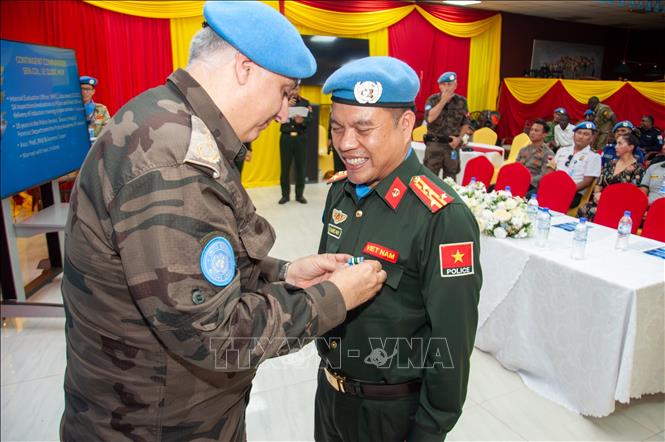 Phó Tư lệnh Cảnh sát Phái bộ UNMISS Murat Isik trao Huy chương Gìn gữ hòa bình LHQ cho Đại tá Lê Quốc Huy. Ảnh: TTXVN phát