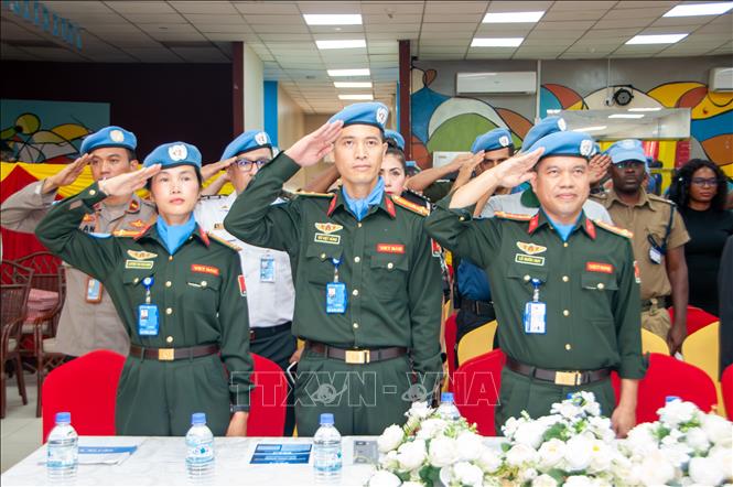 Đại tá Lê Quốc Huy, Thượng tá Vũ Việt Hùng và Trung tá Lương Thị Trà Vinh tại buổi lễ trao Huy chương Gìn gữ hòa bình LHQ tại Căn cứ Phái bộ UNMISS ở thành phố Juba. Ảnh: TTXVN phát