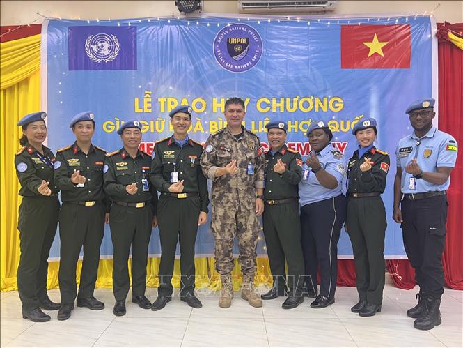 Phó Tư lệnh Cảnh sát Phái bộ UNMISS Murat Isik chụp ảnh lưu niệm cùng các sĩ quan công an Việt Nam tham gia nhiệm vụ gìn giữ hòa bình LHQ tại Nam Sudan. Ảnh: TTXVN phát