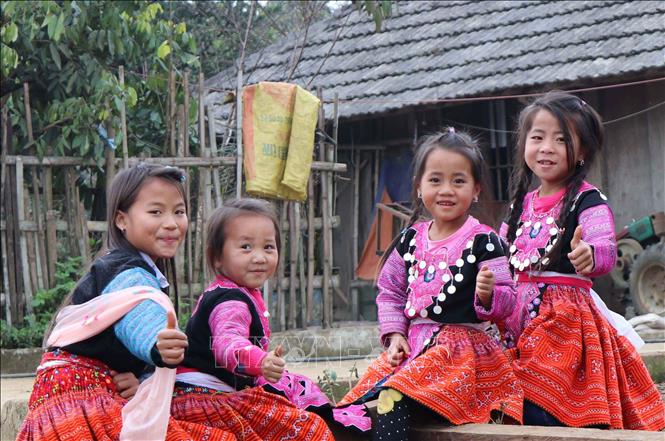 Trẻ em dân tộc Mông ở thị trấn Nông trường Mộc Châu, huyện Mộc Châu, tỉnh Sơn La. Ảnh minh họa: Nguyễn Cường/TTXVN