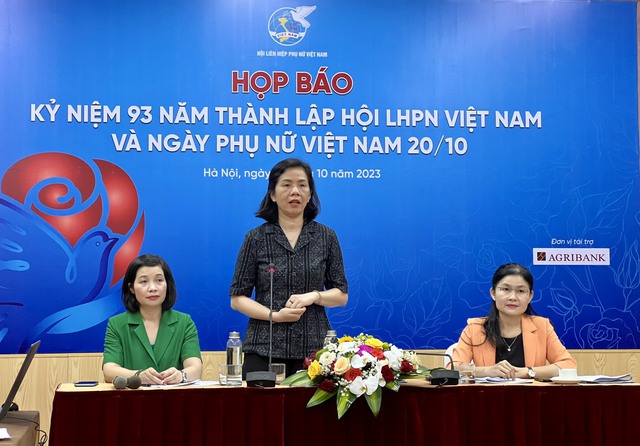 Phó Chủ tịch Hội Liên hiệp Phụ nữ Việt Nam Nguyễn Thị Minh Hương chia sẻ thông tin tại cuộc họp báo - Ảnh: VGP/Nhật Nam