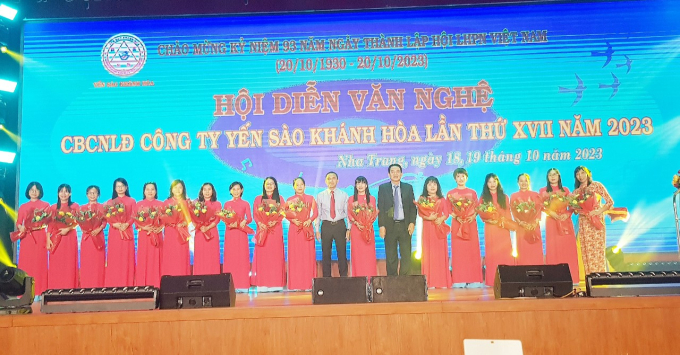 Lãnh đạo Công ty Yến Sào Khánh Hòa tặng hoa biểu dương đội ngũ nữ CBCNV xuất sắc của Công ty