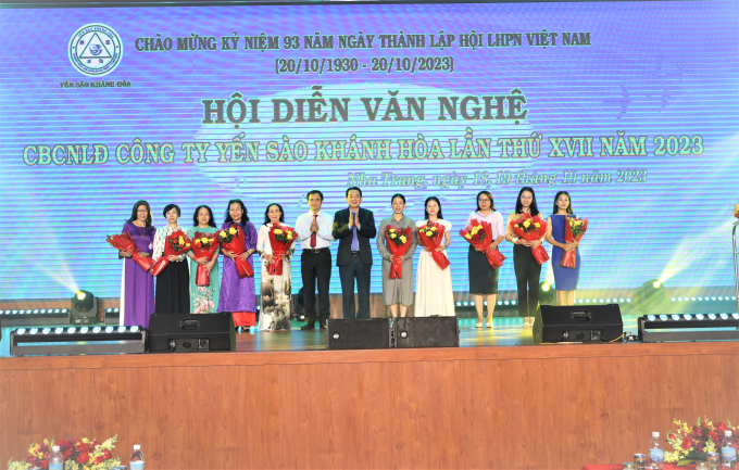 Lãnh đạo Công ty Yến Sào Khánh Hòa tặng hoa cho các nữ Nhà báo trong lễ công diễn và trao giải của hội thi