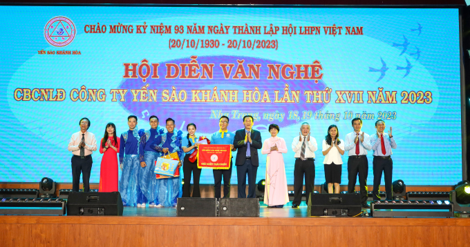 Lãnh đạo Công ty Yến Sào Khánh Hòa và Trưởng Ban tổ chức Hội diễn trao giải Nhất cho Công ty CP NGK yến sào Khánh Hòa
