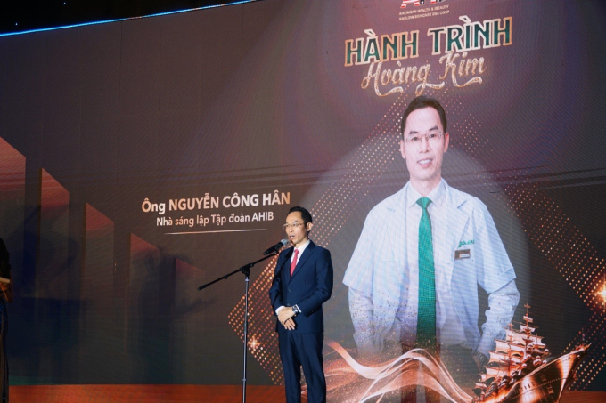 Người sáng lập - Chủ tịch - Bác sĩ Nguyễn Công Hân phát biểu tại sự kiện khai trương Dr. Han Beauty Center