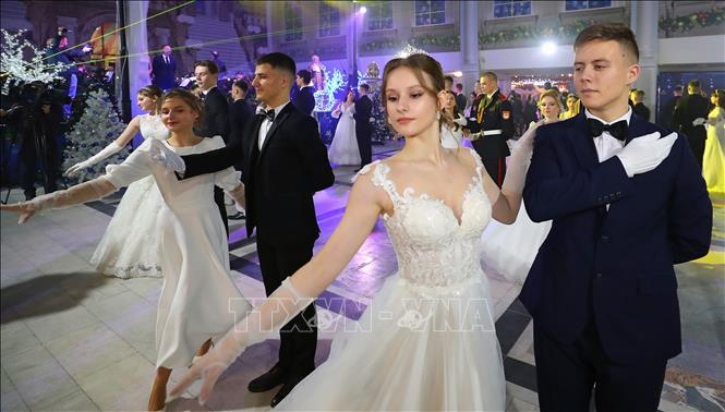 Các cặp đôi tham gia bữa tiệc chào đón Năm mới tại Minsk, Belarus, ngày 26/12/2023. Ảnh: THX/TTXVN