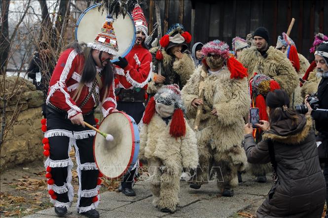 Người dân tham gia một lễ hội truyền thống chào đón Năm mới tại Bucharest, Romania. Ảnh: THX/TTXVNTTXVN/Báo Tin tức