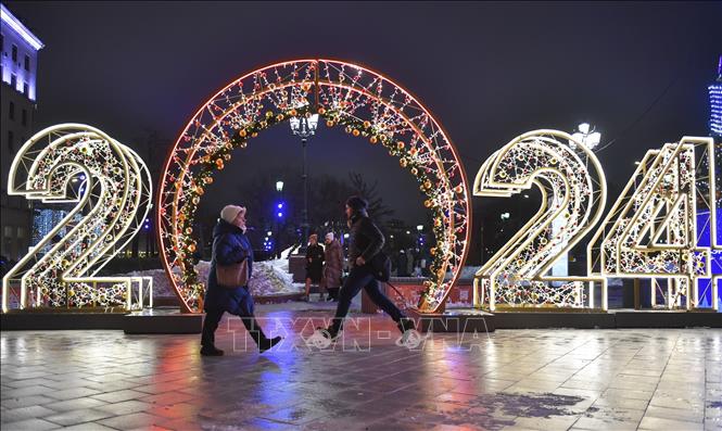 Trang trí chào đón Năm mới 2024 tại Moskva, Nga. Ảnh: THX/TTXVN