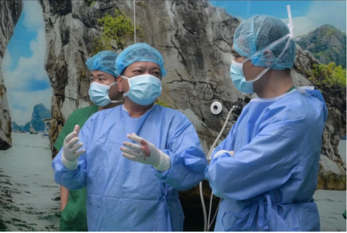 Tiến sĩ Đinh Văn Lượng - Giám đốc Bệnh viện Phổi Trung ương và các y bác sĩ chuẩn bị cho ca ghép phổi. (Ảnh: PV/Vietnam+)