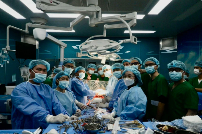 Các y bác sĩ Bệnh viện Phổi Trung ương tiến hành ca ghép phổi. (Ảnh: PV/Vietnam+)