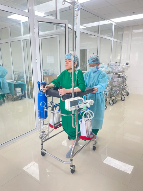 Bệnh nhân ghép phổi tập đi lại sau khi ca phẫu thuật thành công. (Ảnh: PV/Vietnam+)