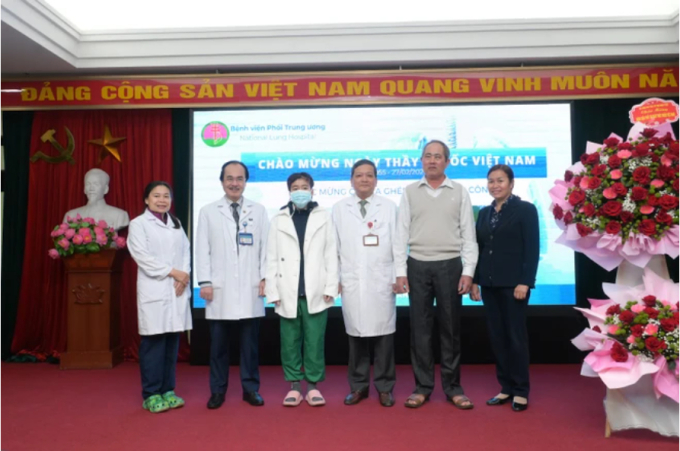 Bệnh nhân được ghép phổi đến chúc mừng các y bác sĩ Bệnh viện phổi Trung ương nhân Ngày Thầy thuốc Việt Nam. (Ảnh: PV/Vietnam+)