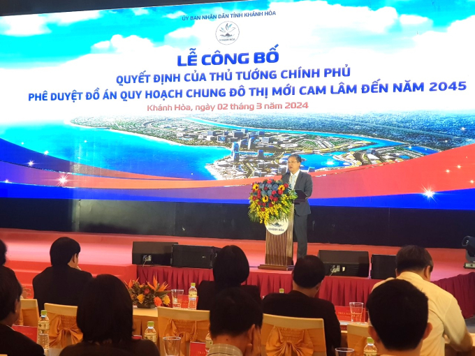 Ông Trần Hòa Nam- Phó Chủ tịch UBND tỉnh công bố Quyết định 
